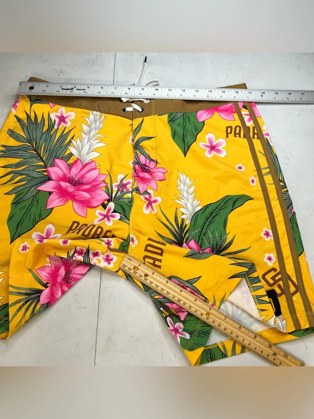 San Diego Padres 47’ Hurley Gold Phantom Tailgate Swim Shorts Mens 32 Yellow MLB